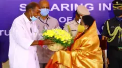 முதலவராகப் பொறுப்பேற்ற ரங்கசாமிக்கு வாழ்த்து தெரிவிக்கும் ஆளுநர் தமிழிசை.