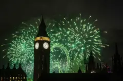 Лондон жаңы жылды чоң фейерверк менен тосуп алды. London Eye жанында 12 мүнөттүк фейерверк атылып, музыка жана шоу уюштурулду