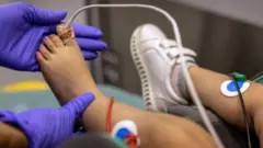 Niña de dos años con covid es llevada a un hospital en Houston, Texas