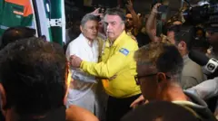 Jair Bolsonaro sendo amparado em ambulância