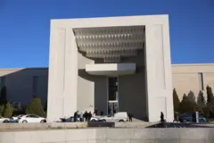 Pessoas caminhamgloboesporte fluminensefrente à entrada da residência presidencial