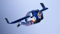 Baumgartner en un traje especial al cruzar el Canal de la Mancha en 2003