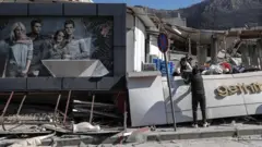 Depremde hasar gören dükkanlar