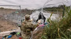 Texas, sınırdaki dikenli tellerle kaplı bariyeriyle ilgili Yüksek Mahkeme kararına meydan okuyor
