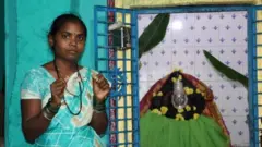 देवदासींनी घातलेला हार दाखवणाऱ्या शिल्पा.