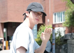 방탄소년단(BTS) 진이 서울 용산구 중부기술교육원에 마련된 한남동 제3투표소에서 한 표를 행사했다. 