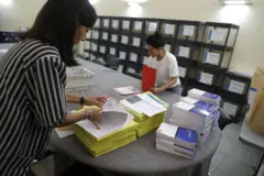 تجري الانتخابات التشريعية الفرنسية على مدار جولتين