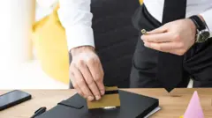 Ejecutivo sirviendo cocaína