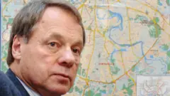 Олег Попцов в кабинете гендиректора канала "Центр-ТВ" на фоне карты Москвы