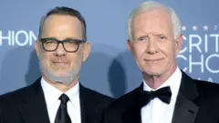 Tom Hanks y el capitán Chesley Sullenberger vestidos de gala