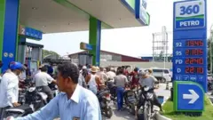 ชาวเมียนมารอเติมน้ำมันที่สถานีบริการแห่งหนึ่ง