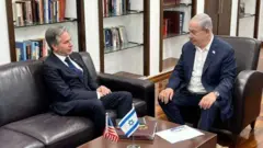 O secretário de Estado dos EUA, Antony Blinken, com o primeiro-ministro israelense, Benjamin Netanyahu