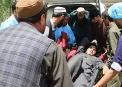 Un homme secouru porté dans une ambulance