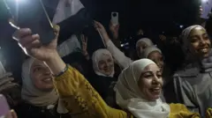 Suriye'nin başkenti Şam'da 13 Mayıs akşamı yapılan kutlamada farklı renklerde giysi giyen beyaz başörtülü kadınlar kutlama yapıyor