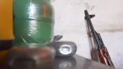 Автомат на фоне стены