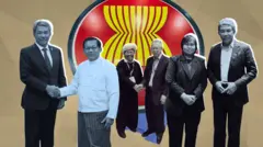 အာဆီယံအလှည့်ကျဥက္ကဋ္ဌ မလေးရှားနိုင်ငံခြားရေးဝန်ကြီးနဲ့ စစ်ကော်မရှင်ခေါင်းဆောင် ဗိုလ်ချုပ်မှူးကြီးမင်းအောင်လှိုင် (ပုံရဲ့ဘယ်ဘက်) ၊ မလေးရှားနိုင်ငံခြားရေးဝန်ကြီးနဲ့ အမျိုးသားညီညွတ်ရေးအစိုးရ နိုင်ငံခြားရေးဝန်ကြီး ဒေါ်ဇင်မာအောင် (ပုံရဲ့ ညာဘက်) ၊ မြန်မာနိုင်ငံဆိုင်ရာ အာဆီယံအထူးသံနဲ့ ပအို့ဝ်ခေါင်းဆောင် ခွန်မြင့်ထွန်း (ပုံအလယ်) တို့ကို လက်ဆွဲ နှုတ်ဆက်နေကြတဲ့ ဓာတ်ပုံကို အာဆီယံ တံဆိပ်နောက်ခံနဲ့ မြင်တွေ့ရတာဖြစ်ပါတယ်