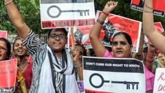 माहिती अधिकार कायद्यातील नियमांमधील वादग्रस्त बदलांना राज्य सरकारकडून स्थगिती