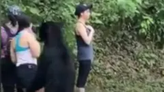 黑熊上來勾肩搭背 她淡定地來了張自拍