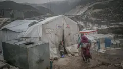 خیلی از ۲.۸ میلیون میلیون نفر پناهنده شمال غربی سوریه در چادر بدون وسایل گرمازا یا لباس گرم زندگی می کنند