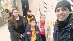 Ramez Al-Souri fazendo uma selfie com a esposa e três crianças