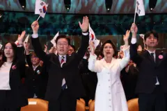 이재명 대통령과 김혜경 여사가 1일 서울 강남구 코엑스에서 열린 제107주년 3·1절 기념식에서 만세삼창을 하고 있다.