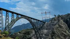 चिनाब नदीवर बांधण्यात आलेला पूल पॅरिसच्या आयफेल टॉवर पेक्षा 35 मीटर उंच आहे