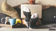 放在桌上的雙腳