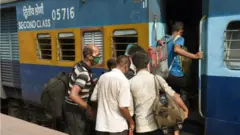 கொரோனா வார்டாக மாற்றப்பட்ட ரயில் பெட்டிகளில் பாதி மீண்டும் ரயில் பெட்டியாக மாற்றம்