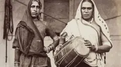 قضات هند خواجه‎ها را با صفاتی نظیر مبدل‎پوش، گدا یا فاحشه غیرعادی توصیف می‎کردند