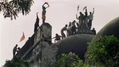 হিন্দু করসেবকরা বাবরি মসজিদ ভাঙছেন। ৬ ডিসেম্বর, ১৯৯২