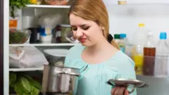 امرأة تشم طعاما