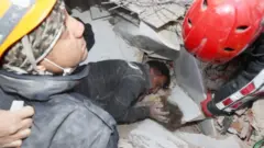 Ayda Gezgin'in enkazdan çıkarıldığı an