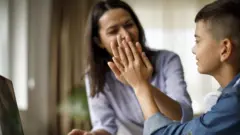 صورة تعبر عن تقارب الأم مع طفلها