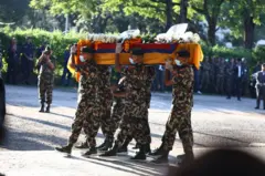 विपिनको शवपेटिका बोकेको दृष्य 