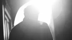 Чорно-білий силует Юрія в темній арці будинку проти сонячних променів
