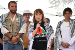 Greta Thunberg y otros integrantes del Madleen antes de zarpar a las costas de Gaza