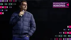 Jair Bolsonaro,jogo dragon ball fierce fighting 2.9pé, com mãos nos bolsos, olhando para o horizonte