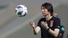 Li Tie recebe bola em treino