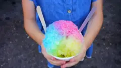 어린이가 들고 있는 색색깔의 슬러시 음료 