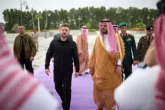 Zelensky se reúne com o vice-governador da região de Meca, o príncipe Saud bin Mishaal bin Abdulaziz, durante sua visita à Arábia Saudita.