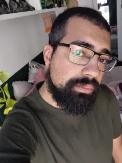 O consultor de vendas Clayton Muniz Filho, 29, que mora na cidade de São Paulo, fazendo selfie; ele aparece com olhar sério, dentro de ambiente doméstico