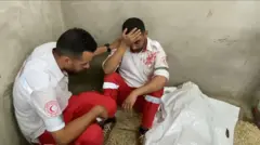 ગાઝામાં માતાના મૃતદેહ પાસે બચાવકર્મી અબ્દેલઝીઝ અલ બોરદિની
