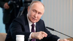 Perezida Vladimir Putin avugira mu nama n'abanditsi bakuru b'ibiro ntaramakuru byo mu muhanga, mu mujyi wa Saint Petersburg, mu Burusiya