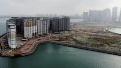 海南海花島是由恆大集團斥資約人民幣1,600億元,在海南省儋州市洋浦灣海域填海建造的世界最大人工島。