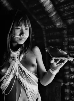 Ino Tamashavo mostra os colares típicos dos marubo e seu pássaro de estimação