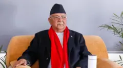 एमाले अध्यक्ष केपी शर्मा ओली लबेदा सुरुवाल, कालो कोट, कालो टोपी र रातो शलमा