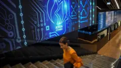 Borsa İstanbul yazılı bir tabelanın önünden bir kadın merdivenlerden çıkıyor. 