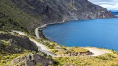 A Carretera Austral, ou Rota 7, no Chile, é uma viagem lendária para viajantes em busca de aventura e beleza natural.