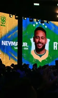 Rosto e nome de Neymar aparecem no telão