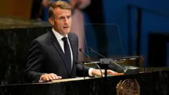 ফরাসি প্রেসিডেন্ট এমানুয়েল ম্যাক্রঁ 